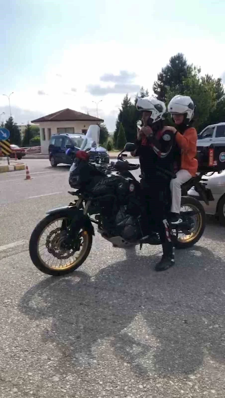 Kimliğini kaybeden ve sınav yetişememe ihtimali olan öğrencilerin imdadına polis ekipleri yetişti
