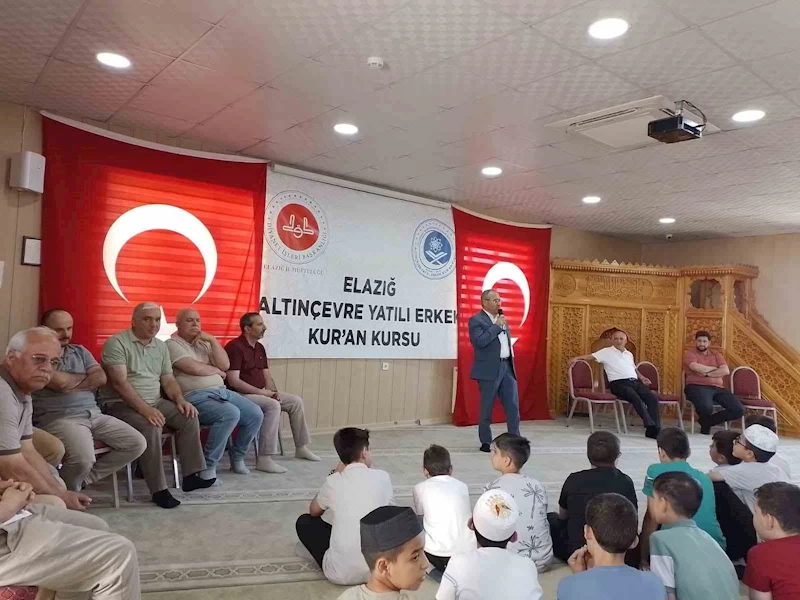Kur’an kursunda karne ve ödül sevinci
