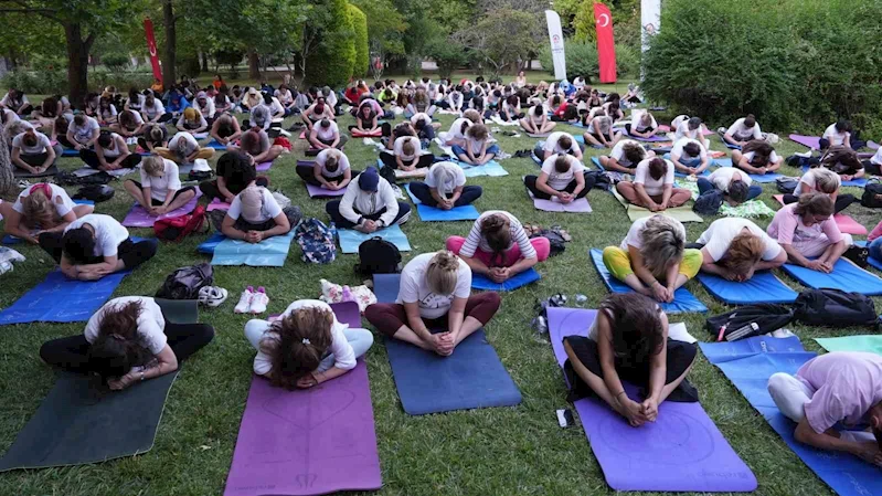 Denizli’de 300 kadın aynı anda yoga yaptı
