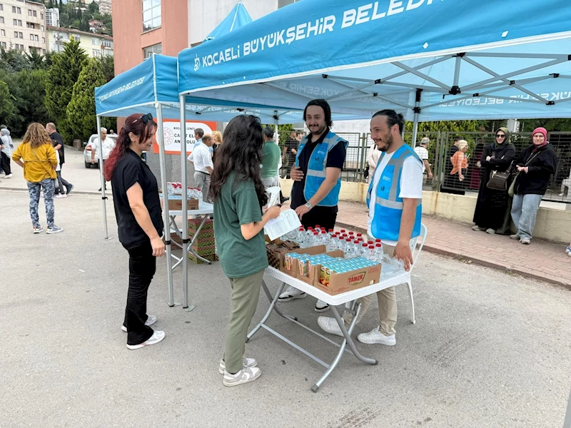 YKS’ye giren öğrenci ve ailelerine ikram dağıtıldı
