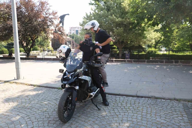 Afyonkarahisar’da YKS sınavına giren birçok adayın imdadına polis yetişti

