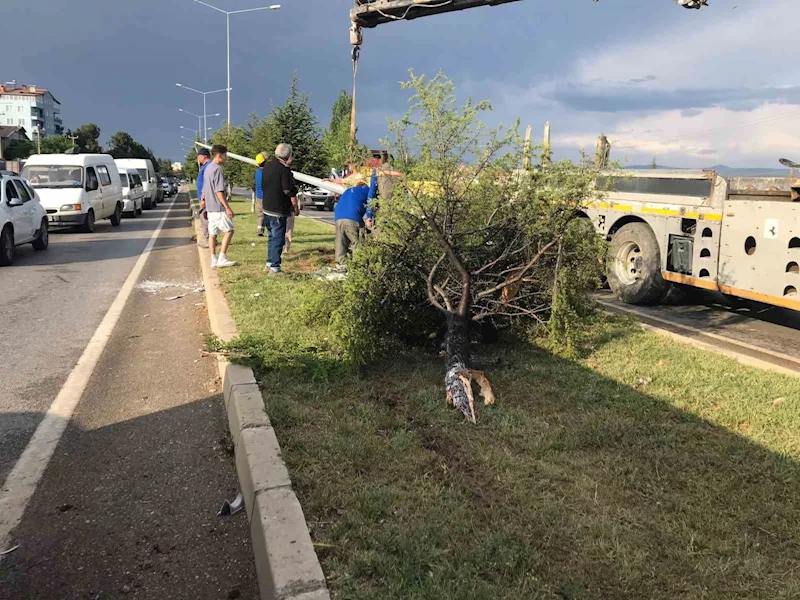 İki araç kafa kafaya çarpıştı: 1 ölü 1 yaralı
