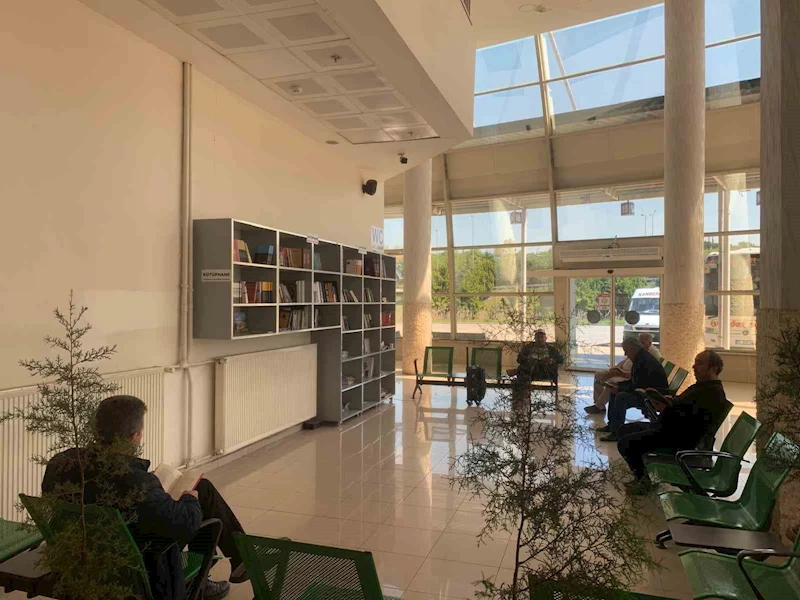 Ordu’da otobüs bekleyenler, kitap okuyarak vakit geçiriyor
