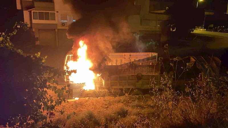 Gazipaşa’da park halindeki kamyon alev alev yandı
