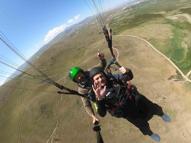 Adrenalin tutkunu Erzurum Valisi Mustafa Çiftçi, bu defa yamaç paraşütüyle zirveden uçtu
