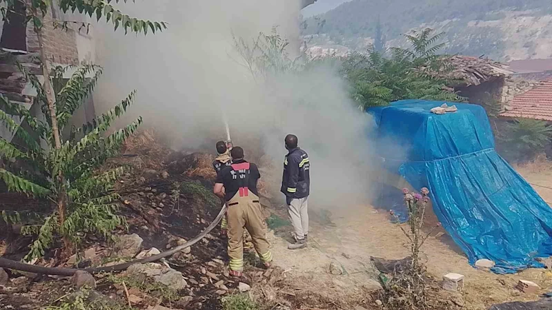 Kırkağaç’taki orman yangınına müdahale sürüyor: Bir mahalle tedbir amaçlı tahliye edildi
