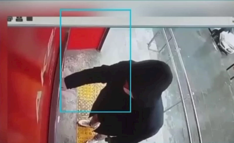 ATM önlerinde vatandaşları dolandıran şüphelilerin kılık değiştirip kaçmaları kameralara yansıdı

