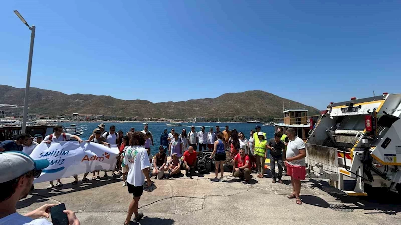 Marmarisli gönüllülerden koy temizliği
