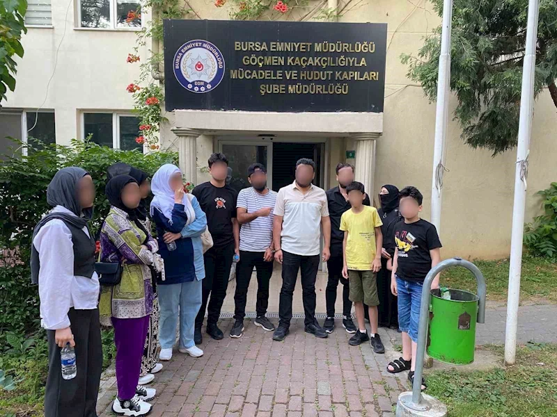Bursa’da göçmen kaçakçılığı operasyonu: 12 yabancı uyruklu şahıs yakalandı, 3 şüpheli gözaltında
