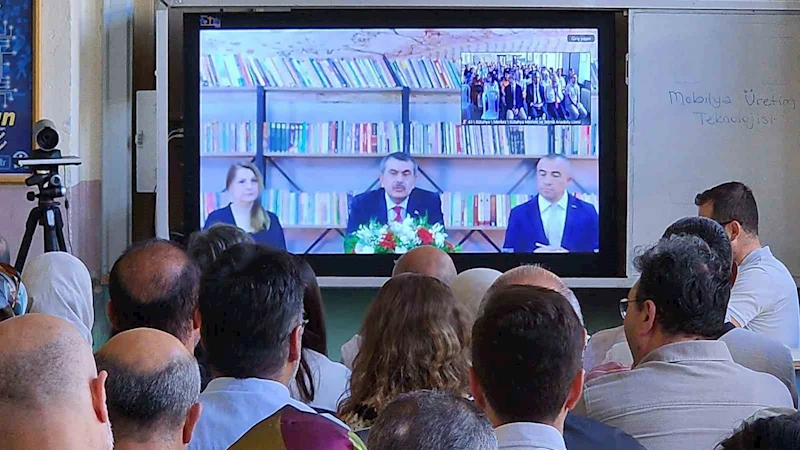 Millî Eğitim Bakanı Yusuf Tekin, Kütahyalı öğretmenlerle canlı yayında buluştu
