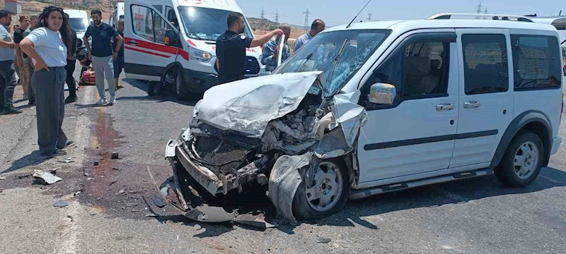 Siirt’te 2 hafif ticari araç çarpıştı: 4 yaralı
