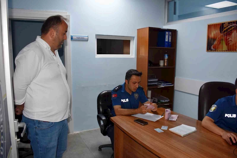Para yatırmak için gittiği bankamatikte binlerce lira para buldu
