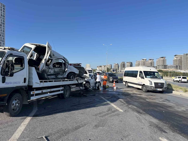 Başakşehir’de hafif ticari araç, karşı yöndeki otomobile çarptı: 1’i ağır 2 yaralı
