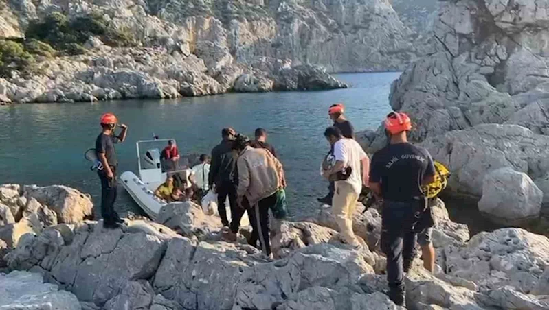Marmaris’te 15 düzensiz göçmen ve bir göçmen kaçakçısı yakalandı
