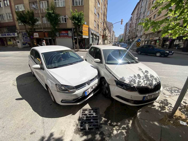 Caddede çarpışan 2 otomobilde maddi hasar oluştu
