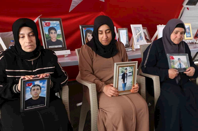 Diyarbakır anneleri kavurucu sıcaklara rağmen evlat nöbetine devam ediyor
