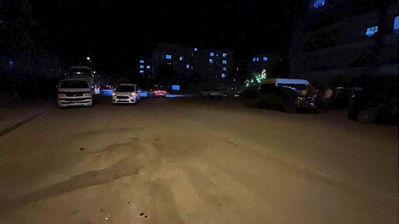 Tartışıp kovaladığı kişiyi bıçaklayıp kaçtı
