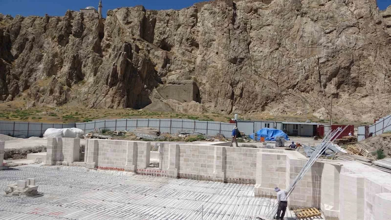 Van’da 750 yıllık cami ayağa kaldırılıyor
