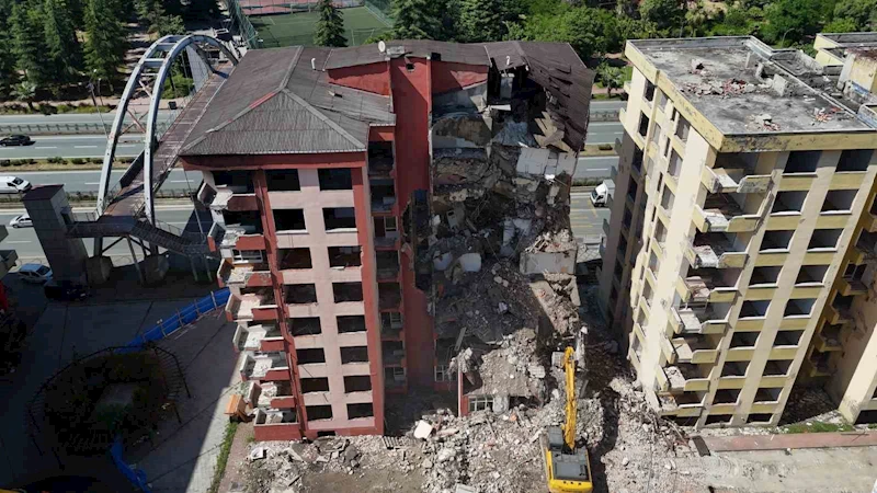 Rize’de fırtınada boşaltılan 8 katlı 2 binada yıkım işlemi başladı
