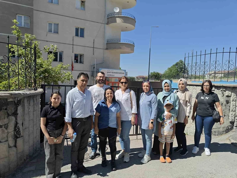 Velilerden mahalledeki okulun taşınmasına tepki
