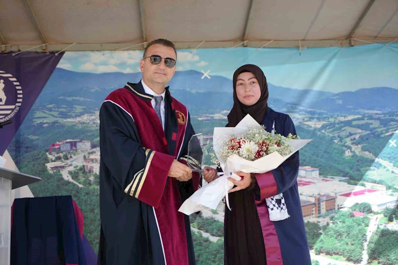 Hem hafız oldu hem fakülteyi birincilikle bitirdi
