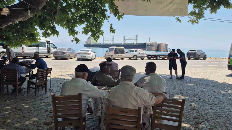 Karaya oturan gemiyi köy kahvesinden izliyorlar
