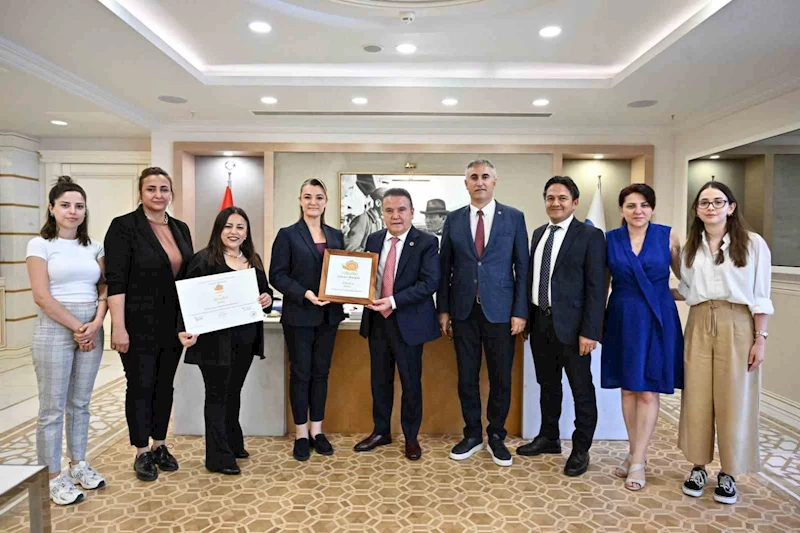 Cittaslow Fikir Maratonu ödülü Başkan Böcek’e takdim edildi
