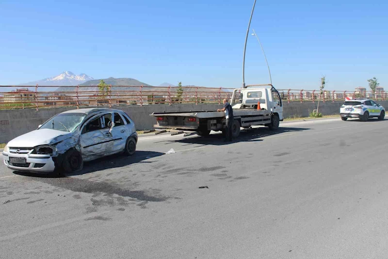 Otomobil direğe çarptı, hamile kadın ve bebeği öldü
