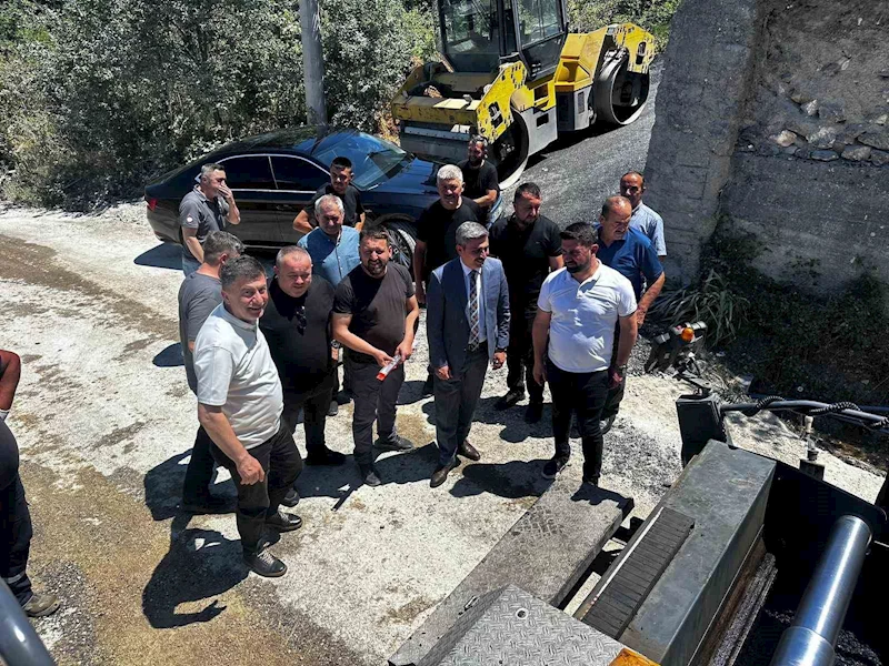 Köylerde sıcak asfalt çalışmaları sürüyor
