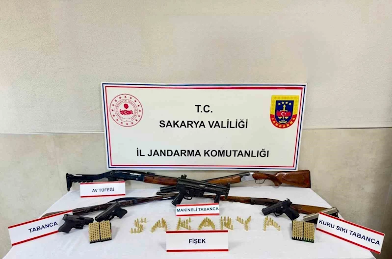 Evi cephaneliğe çevirmiş
