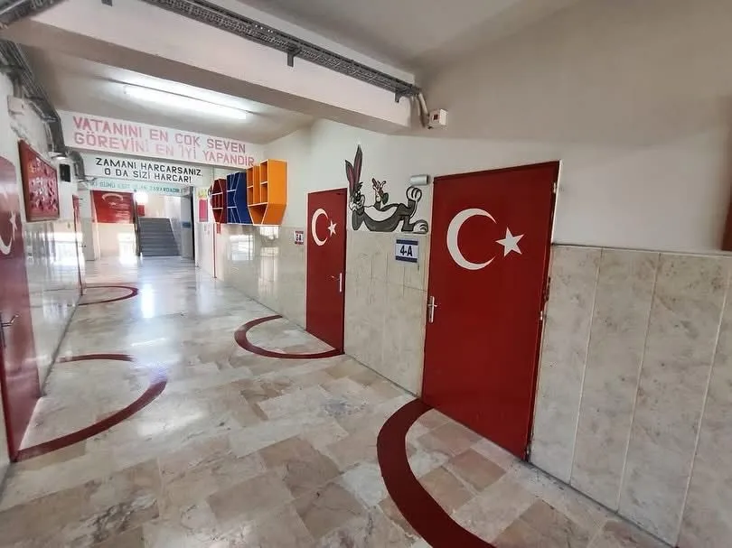 Tayini çıkan müdür, okulunu gelecek yıla hazırladı