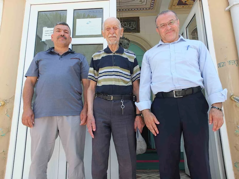 59 yıldır gönüllü müezzinlik yapıyor
