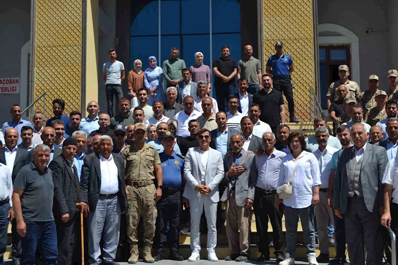 Karaçoban’da Kaymakam ve İlçe Jandarma komutanına anlamlı uğurlama
