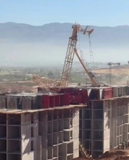 Kule vinç devrildi, 1 işçi öldü
