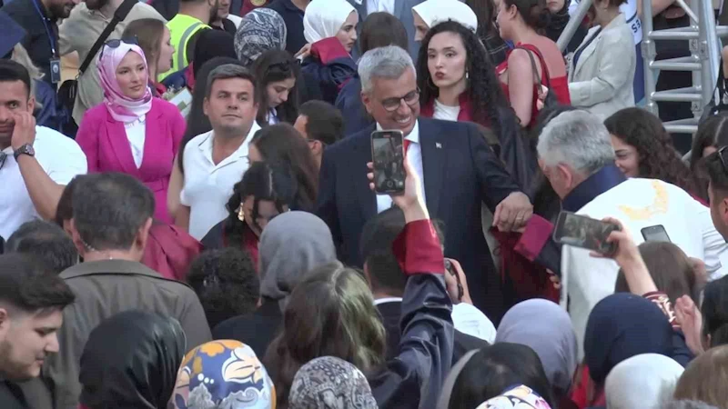 Sağlık Bakanı Memişoğlu, mezun olan öğrencilerle horon oynadı
