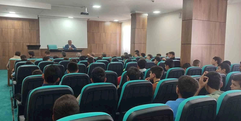 Bayburt’ta hafızlık tespit sınavına girecek öğrencilere yönelik söyleşi düzenlendi
