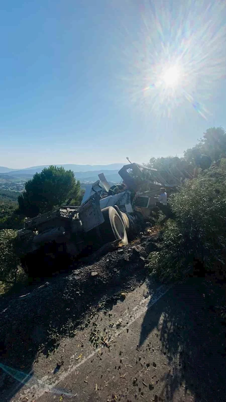 Milas’ta tır şarampole devrildi: sürücü ağır yaralandı
