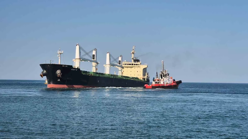 Tekirdağ’da karaya oturan yük gemisini kurtarma çalışmaları sürüyor
