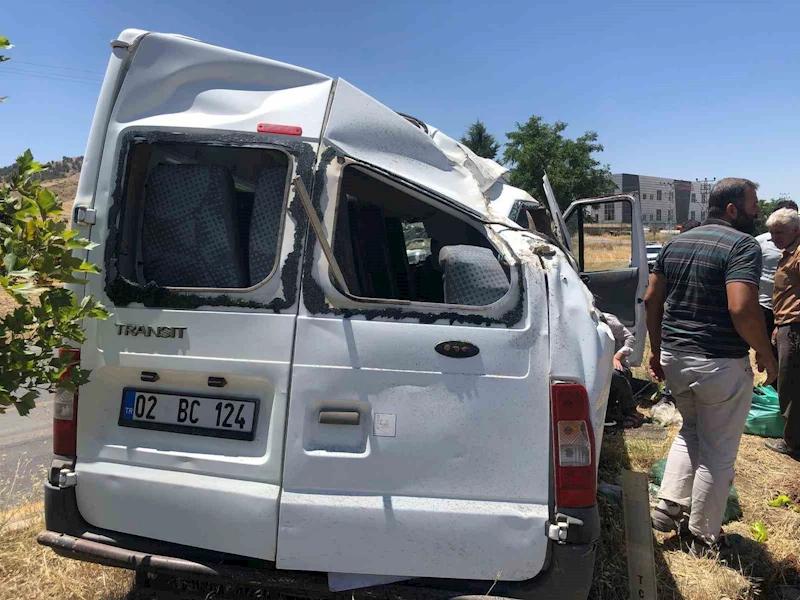 Minibüs takla attı: 1’i ağır 5 yaralı
