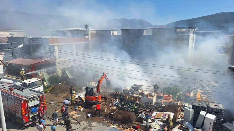 Selçuk’taki hurda deposunda çıkan yangın kontrol altına alındı

