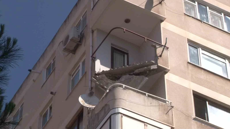Maltepe’de bir binanın çöken balkonu paniğe neden oldu

