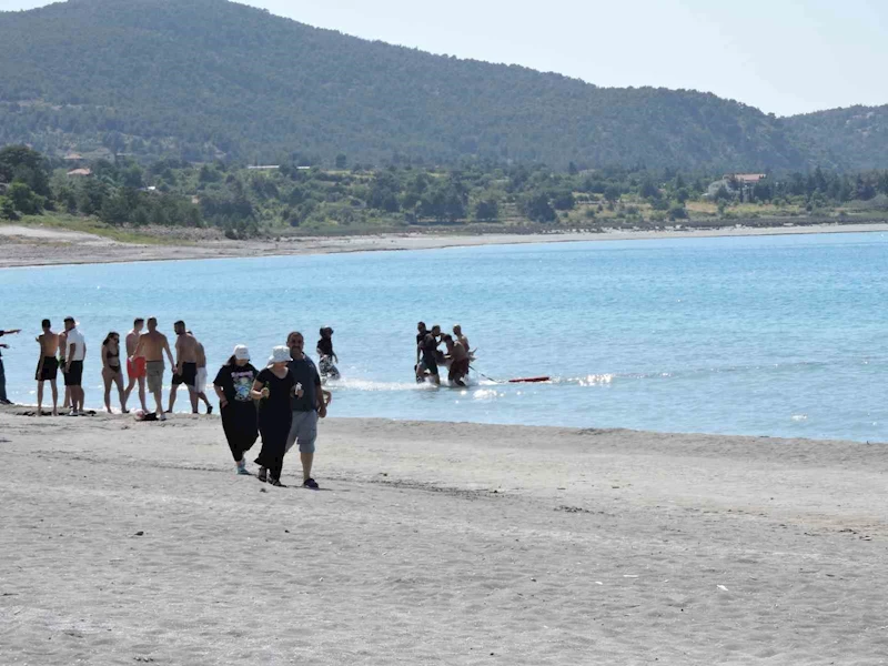 Salda Gölü’nde can pazarı: Genç kız ölümle burun buruna geldi
