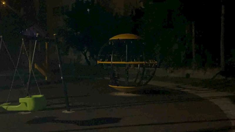Parkta oynarken kalbi duran çocuk, hastanede tekrar hayata döndürüldü
