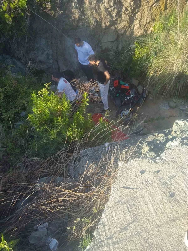 Yol kenarına devrilen motosikletin sürücüsü öldü
