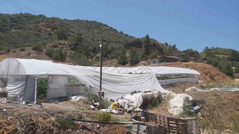Kumluca’da aniden başlayan hortum seralara zarar verdi

