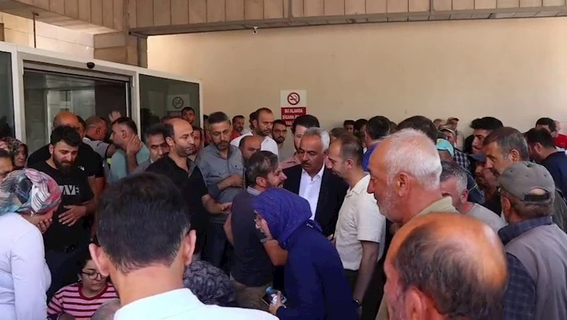 Taş ocağı işçilerinin yakınları hastane önünde gözyaşlarına boğuldu
