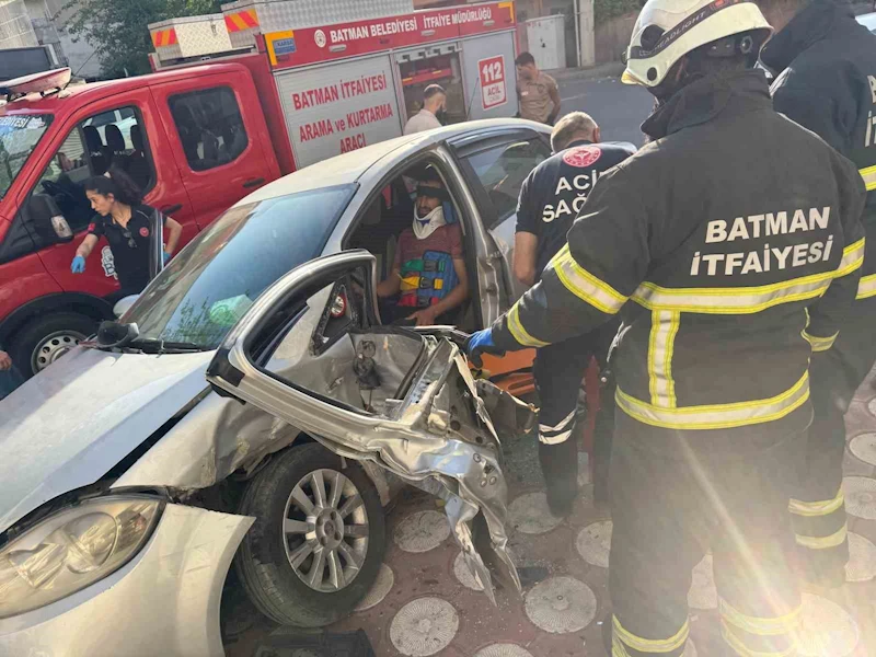 Batman’da otomobillerin çarpışması sonucu sıkışan sürücü kurtarıldı
