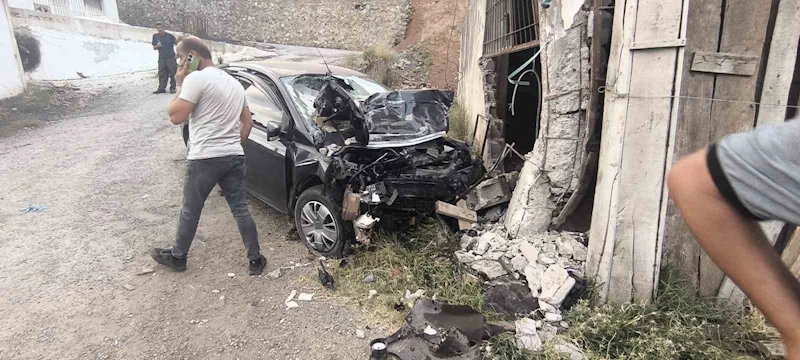 Bitlis’te otomobil duvara çarptı: 2 ölü, 2 yaralı
