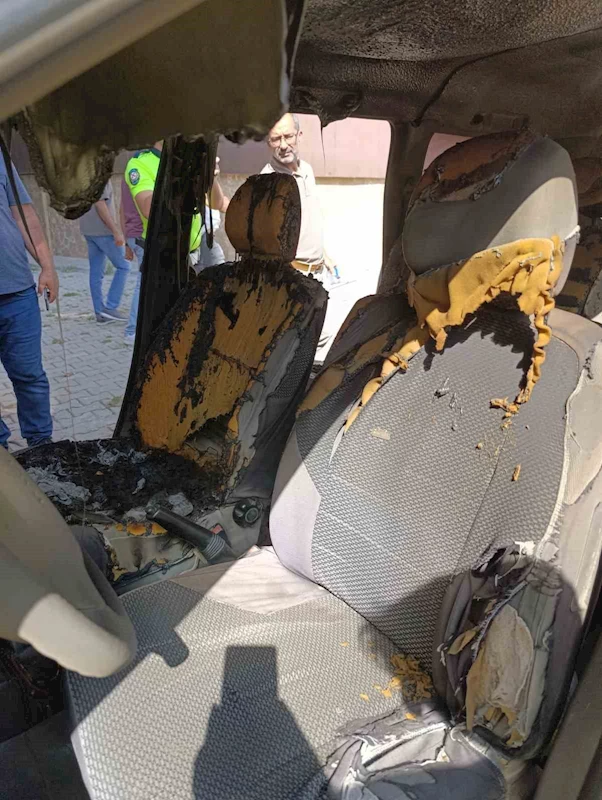 Araçta unutulan cep telefonu patladı, otomobil alev aldı
