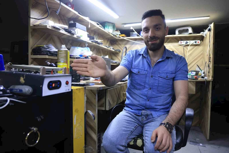 Cep telefonu tamir esnasında bomba gibi patladı
